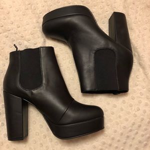 BLACK PLATFORM HEELED BOOTS